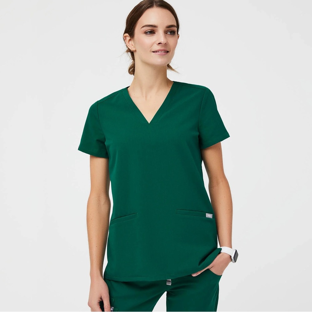 FIGS Casma Three-Pocket Scrub Top (Hunter Green)